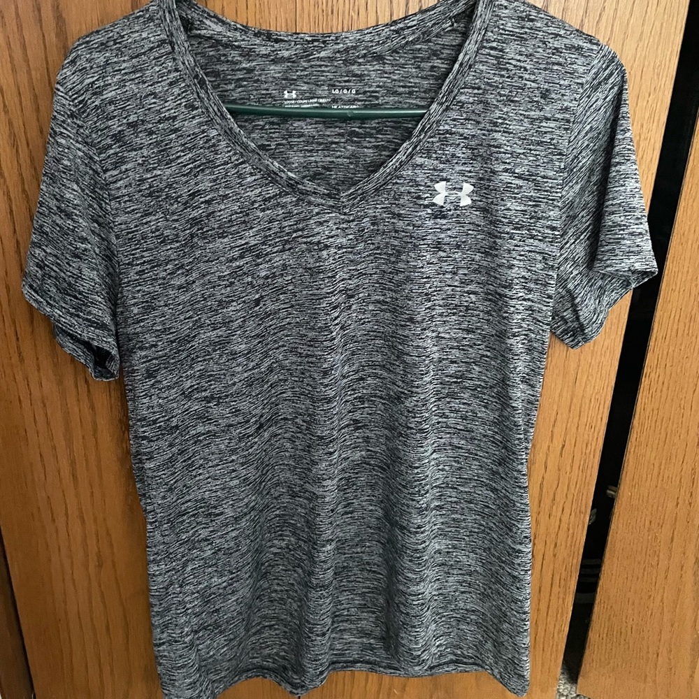 Women’s Under Armour heat gear size large grey marble shirt